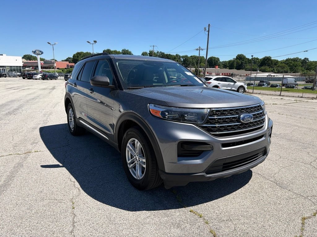 Used 2023 Gray Metallic Ford XLT image 3