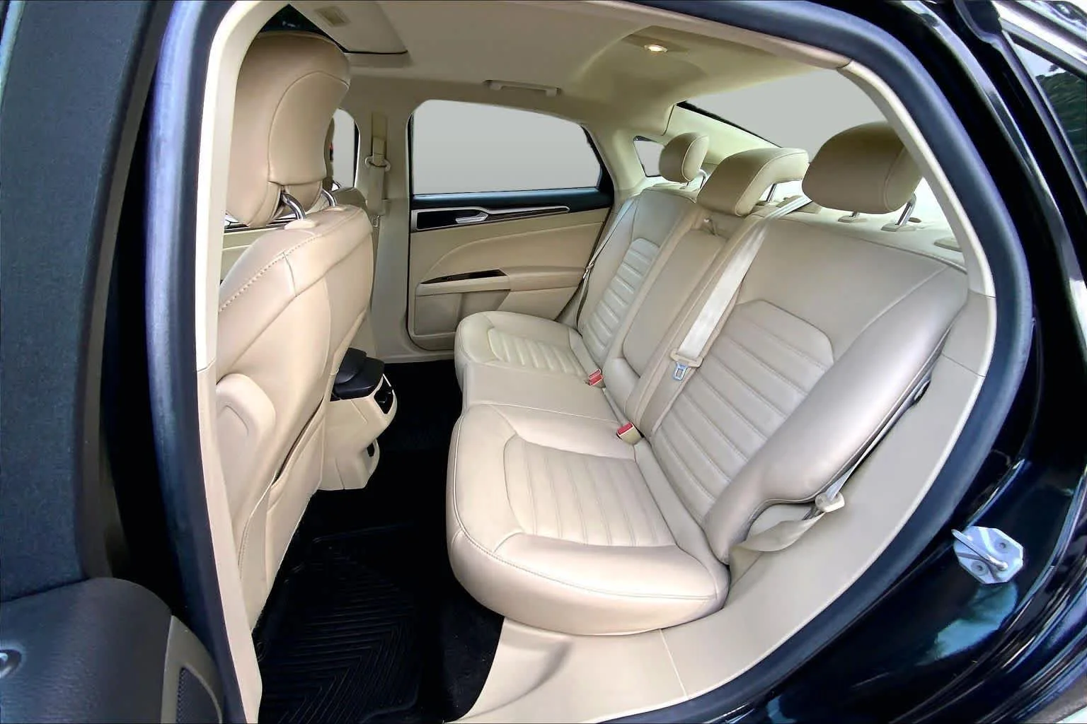 Used 2014 Tuxedo Black Metallic Ford SE image 19