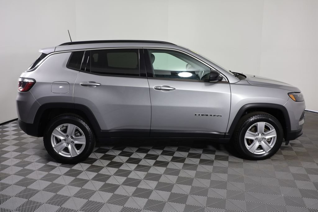 Used 2022 Silver Jeep Latitude image 9