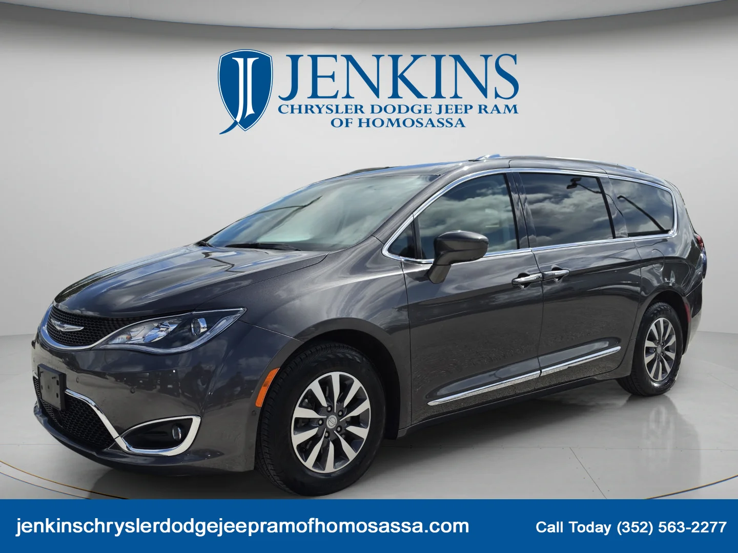 Used 2020 Granite Crystal Metallic Clearcoat Chrysler Touring L Plus image 10