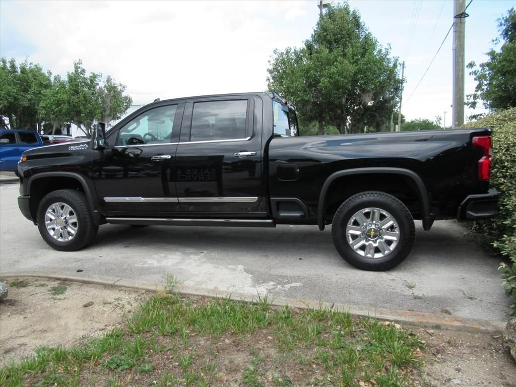 Used 2024 Black Chevrolet High Country image 3