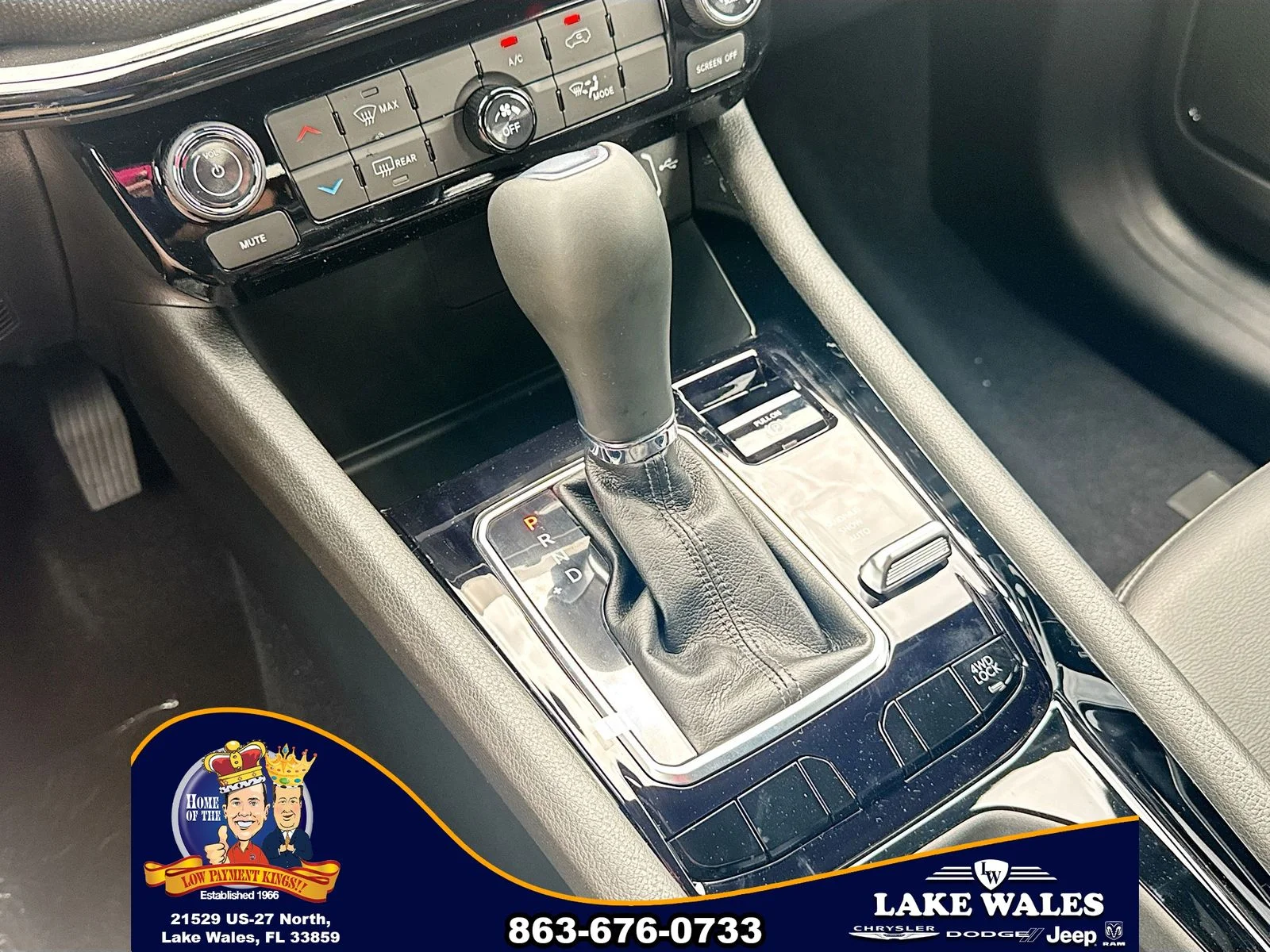 New 2026 Hydro Blue Pearl-Coat Exterior Paint Jeep Latitude image 15