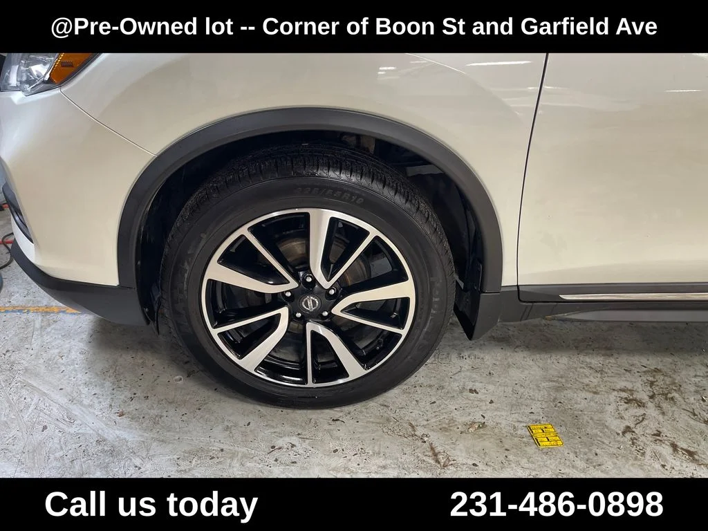 Used 2017  Nissan SL image 10