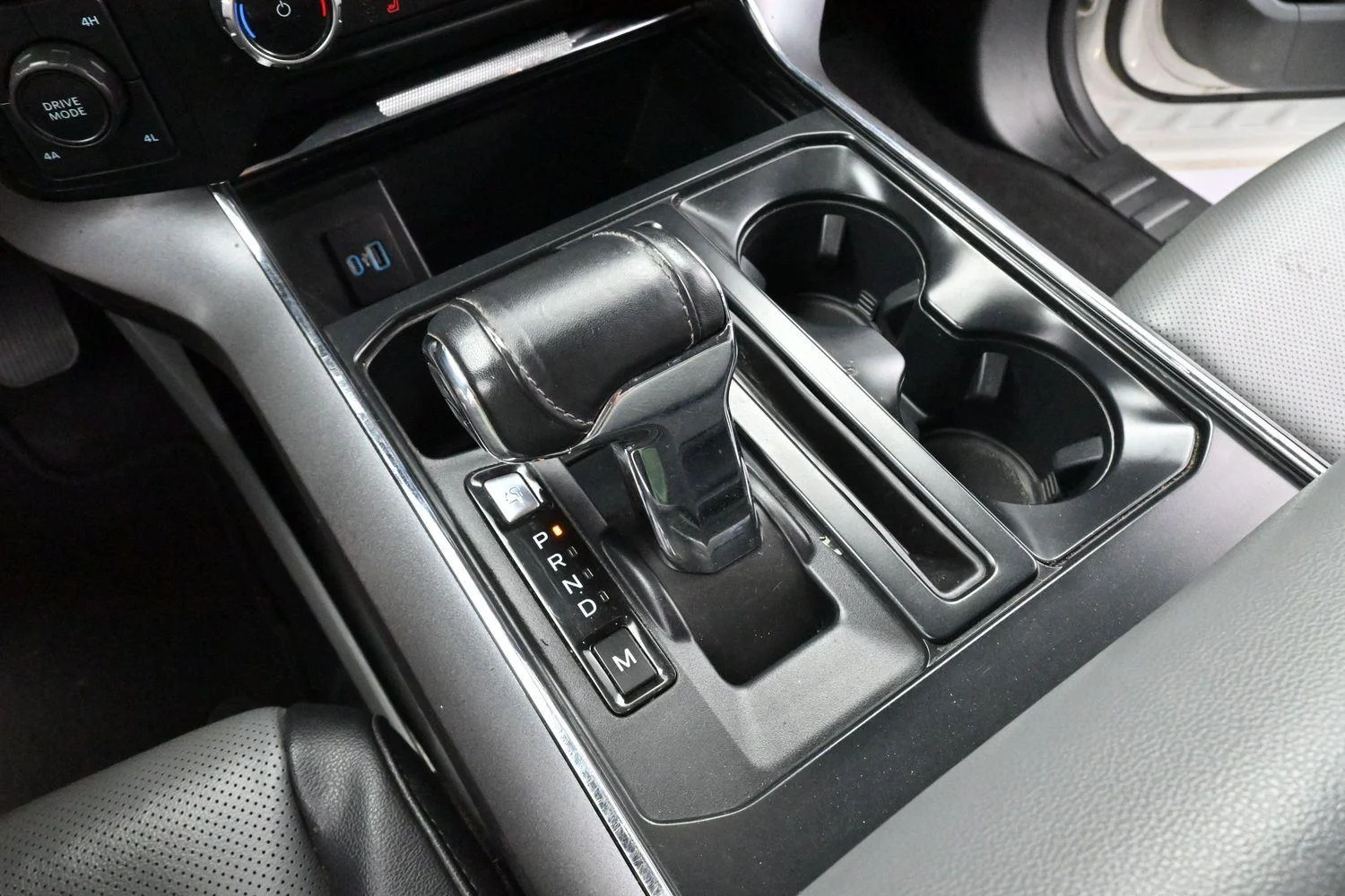 Used 2023  Ford LARIAT image 26
