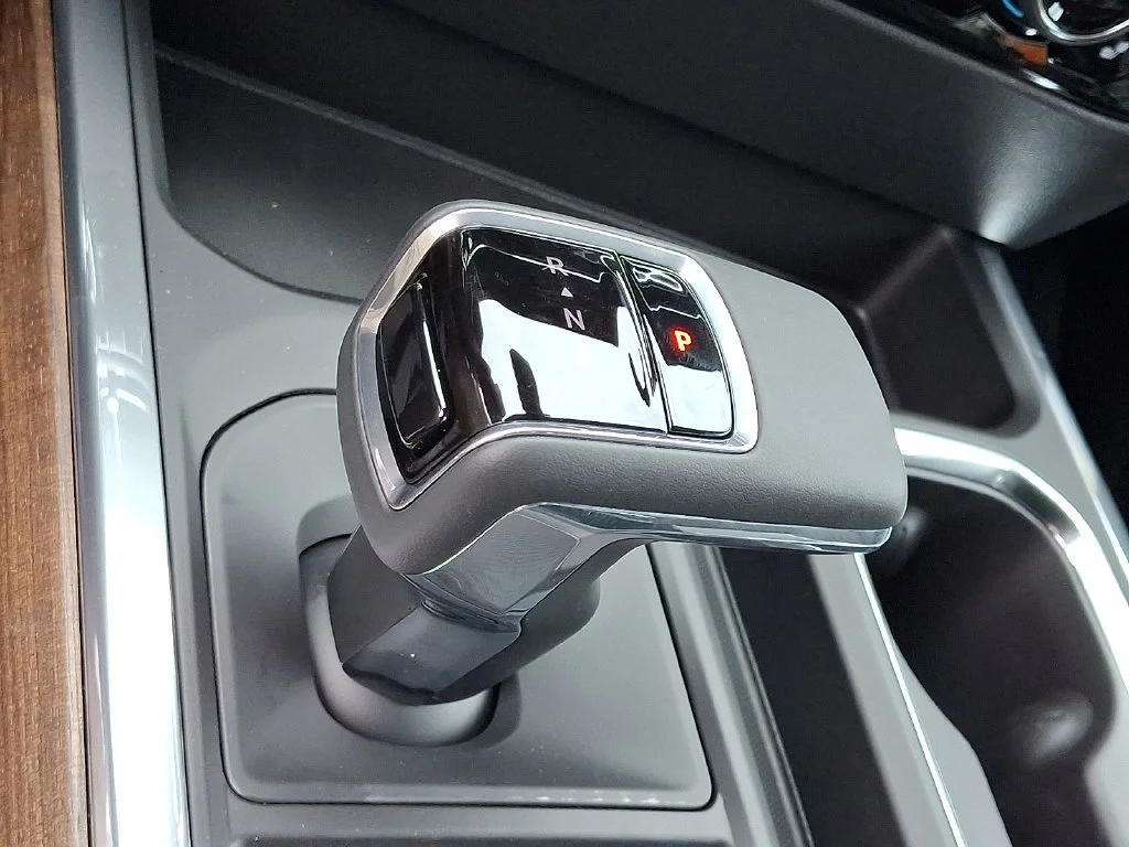 New 2026 Polar White Tricoat Chevrolet High Country image 16