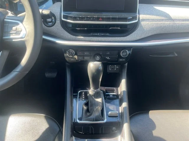Used 2022 Red Jeep Latitude image 11