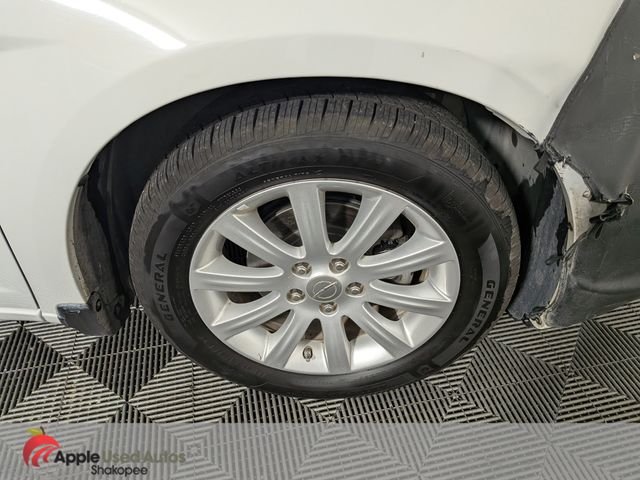 Used 2012 White Chrysler Touring image 34