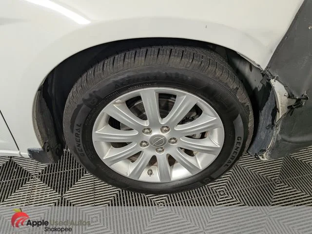 Used 2012 White Chrysler Touring image 34