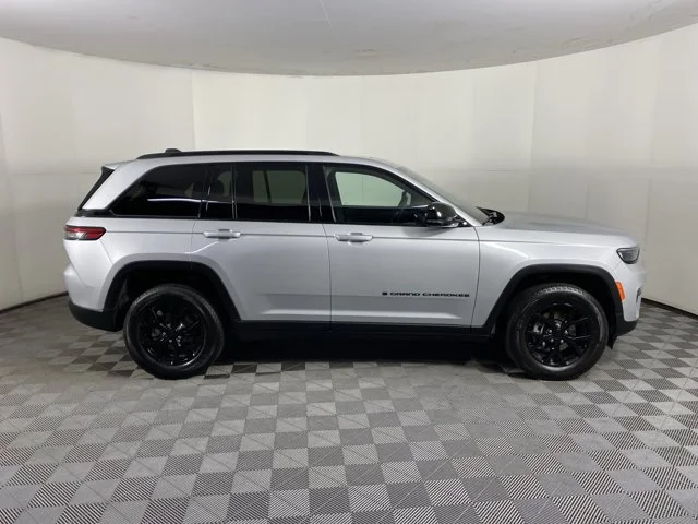 Used 2024 Silver Jeep Altitude X image 7
