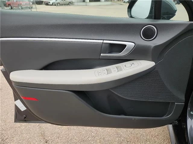 Used 2025 Black Hyundai SEL Front-Wheel Drive image 11