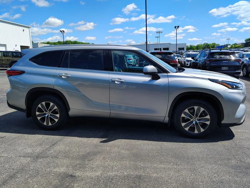 Used 2022 Silver Toyota XLE image 3