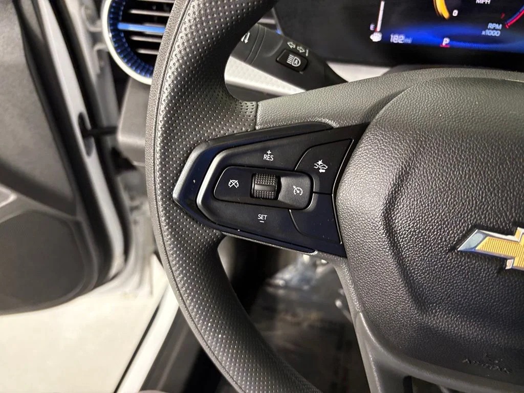Used 2025 White Chevrolet LT image 23