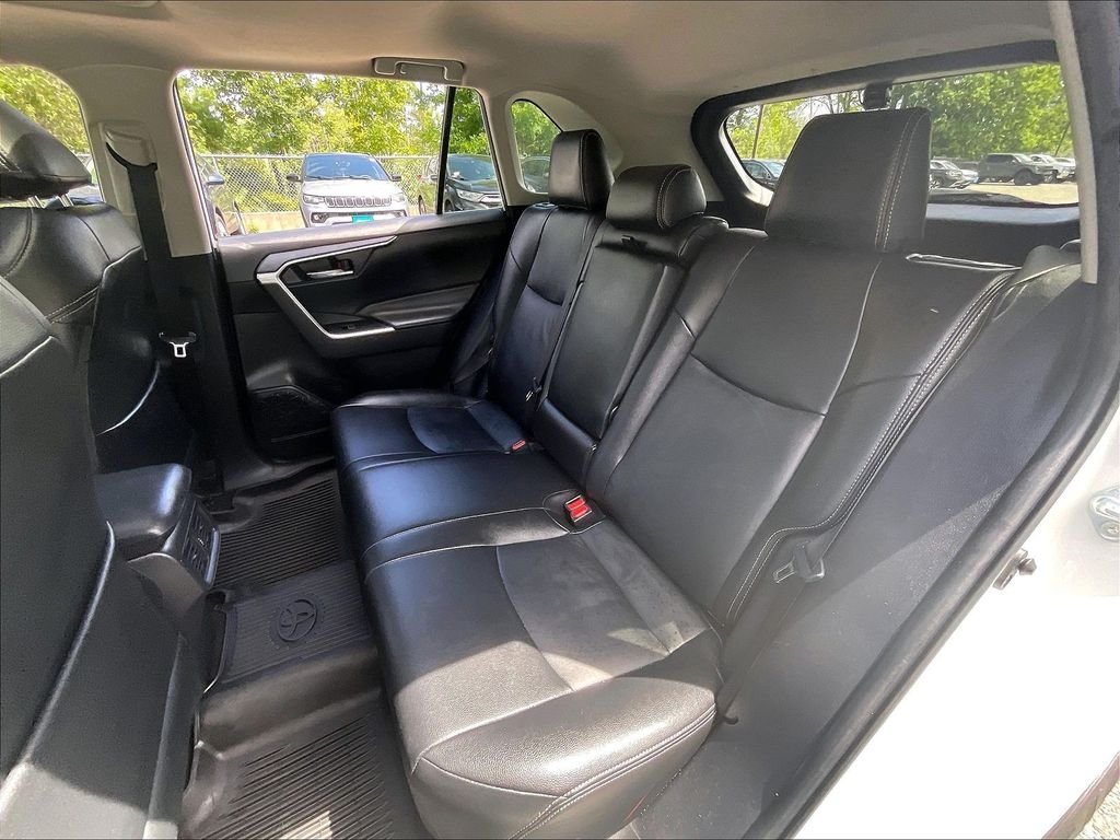 Used 2022 White Toyota XLE image 15