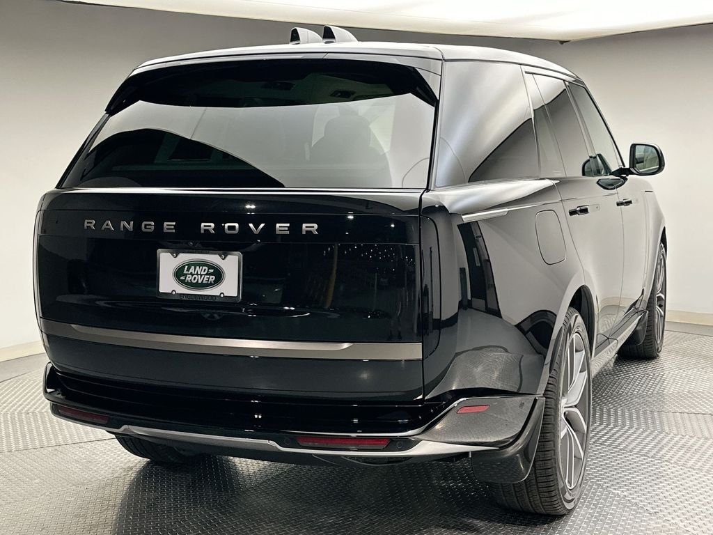 Used 2025 Santorini Black Metallic Land Rover SE image 3