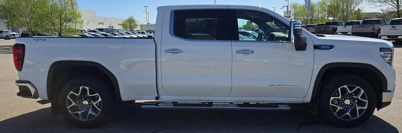 Used 2025 White GMC SLT Crew Cab image 6