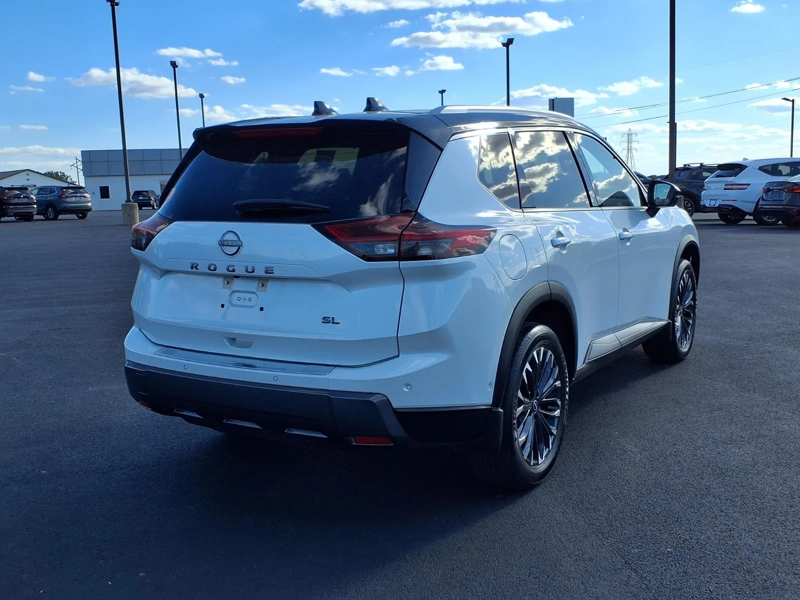 Used 2025 Everest White Pearl Nissan SL image 17