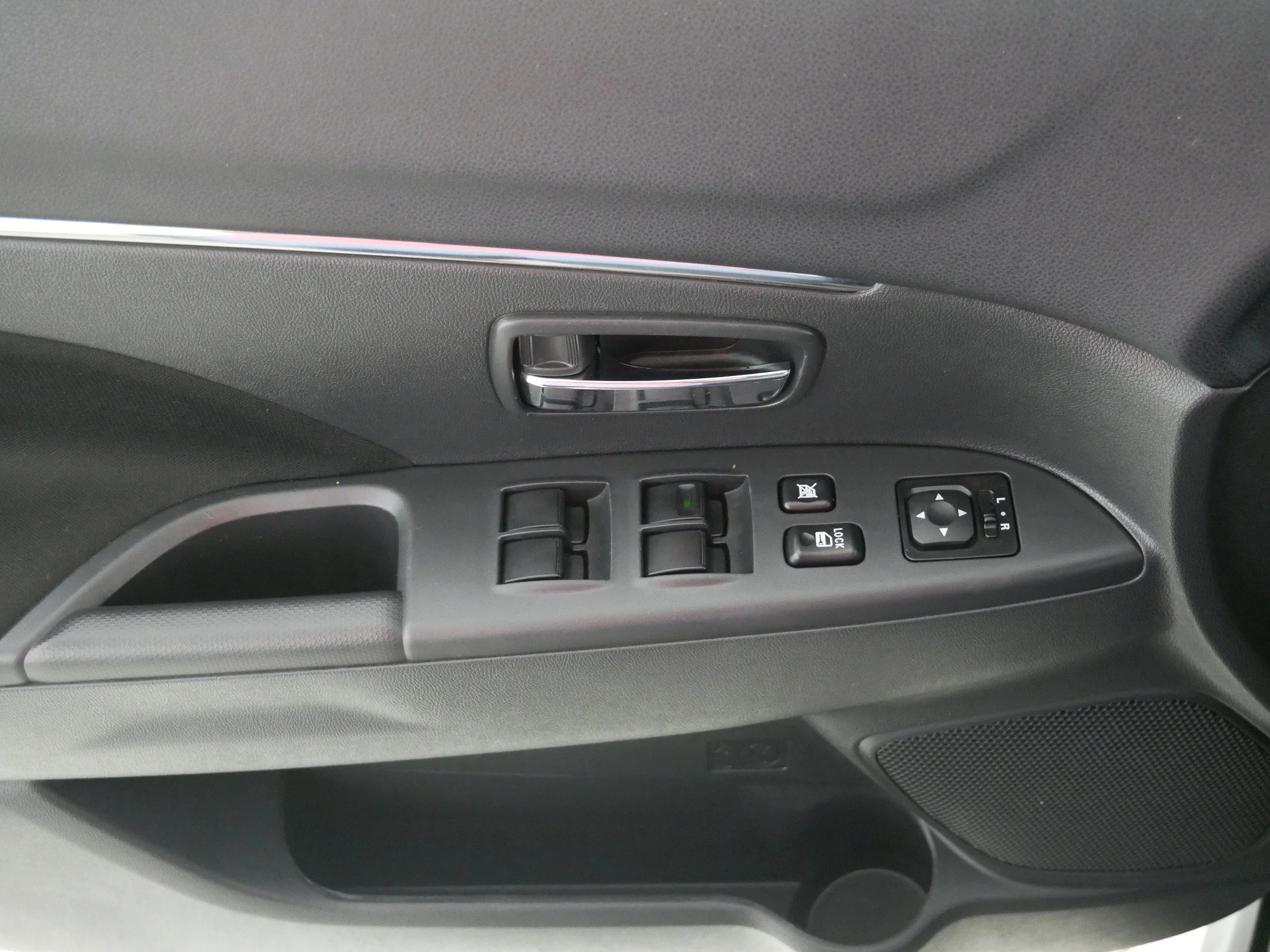 Used 2025 Mercury Gray Metallic Mitsubishi ES image 19
