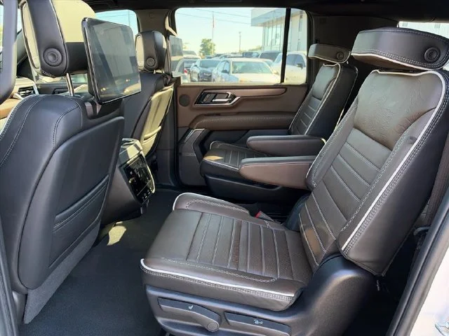 Used 2025 White Frost Tricoat GMC Denali Ultimate image 19