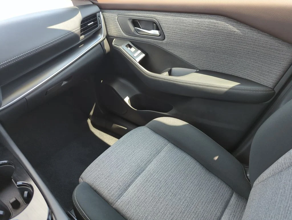Used 2023 White Nissan SV image 27