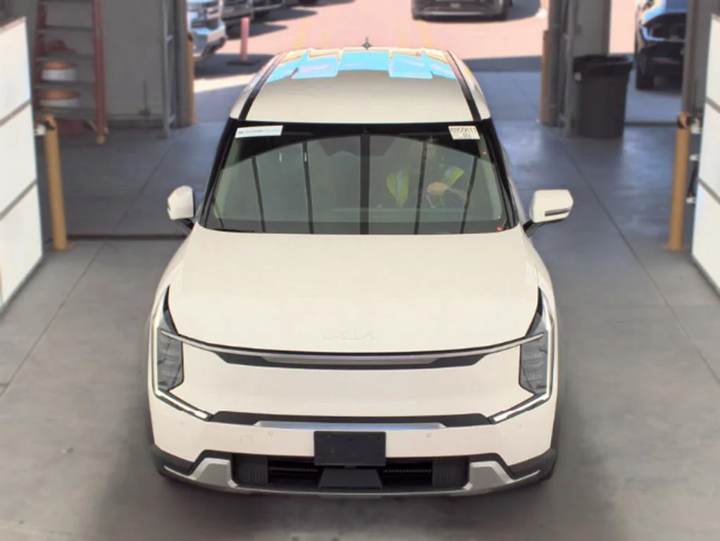 Used 2024 White Kia Light Long Range image 3