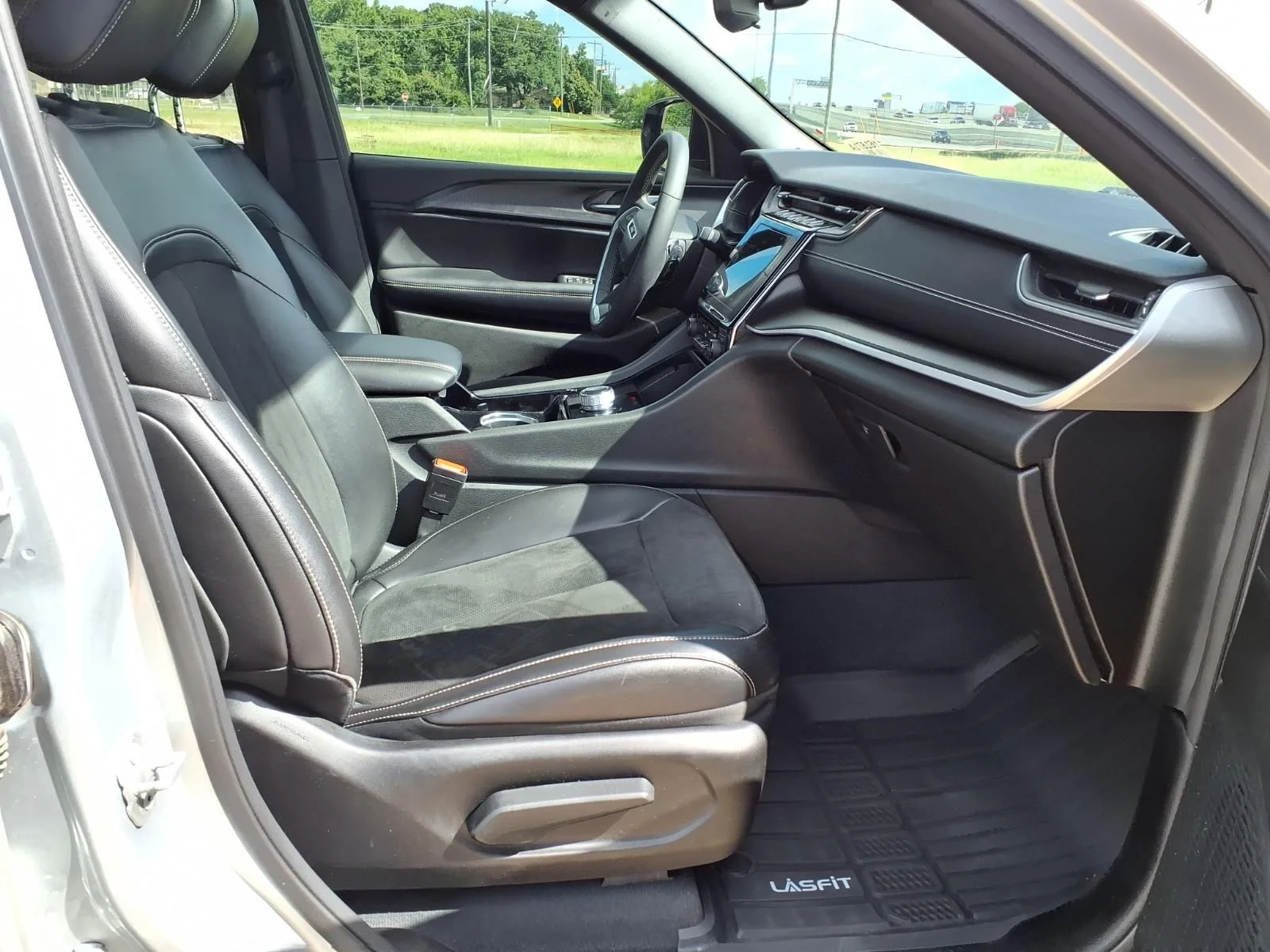 Used 2023 Silver Jeep Altitude image 20