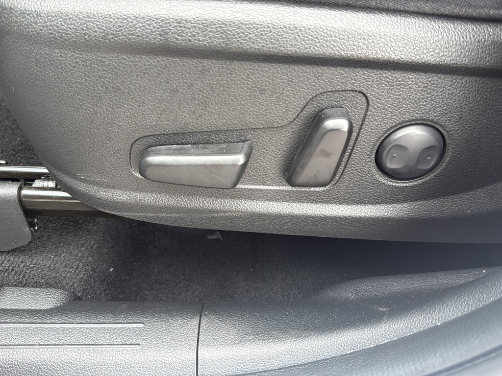 Used 2023 White Hyundai SEL image 18
