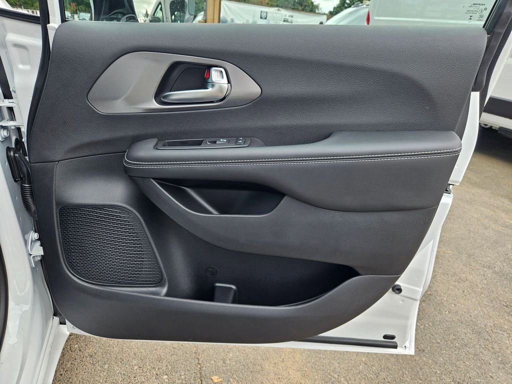 2026 Chrysler Pacifica Select - Photo 17