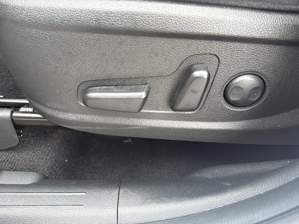 Used 2023 White Hyundai SEL image 18