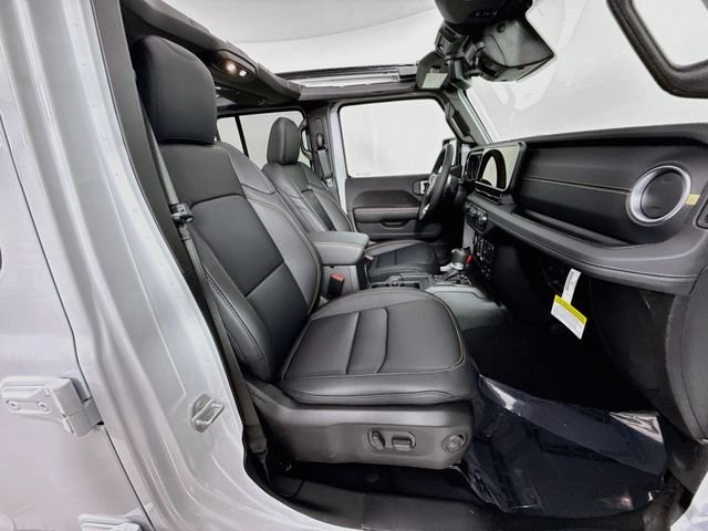 New 2026 Bright White Clear-Coat Exterior Paint Jeep Sahara image 27