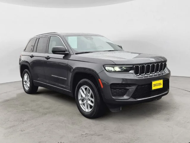 Used 2025 Gray Jeep Laredo X image 3