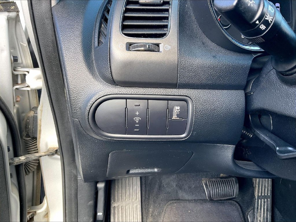 Used 2018 Silky Silver Kia LX image 25