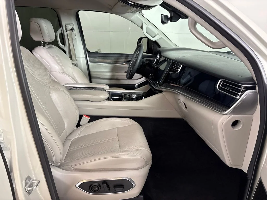 Used 2022 White Jeep Series II image 17