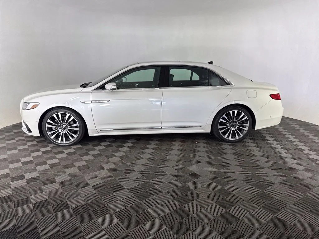 Used 2018 White Lincoln Select image 9