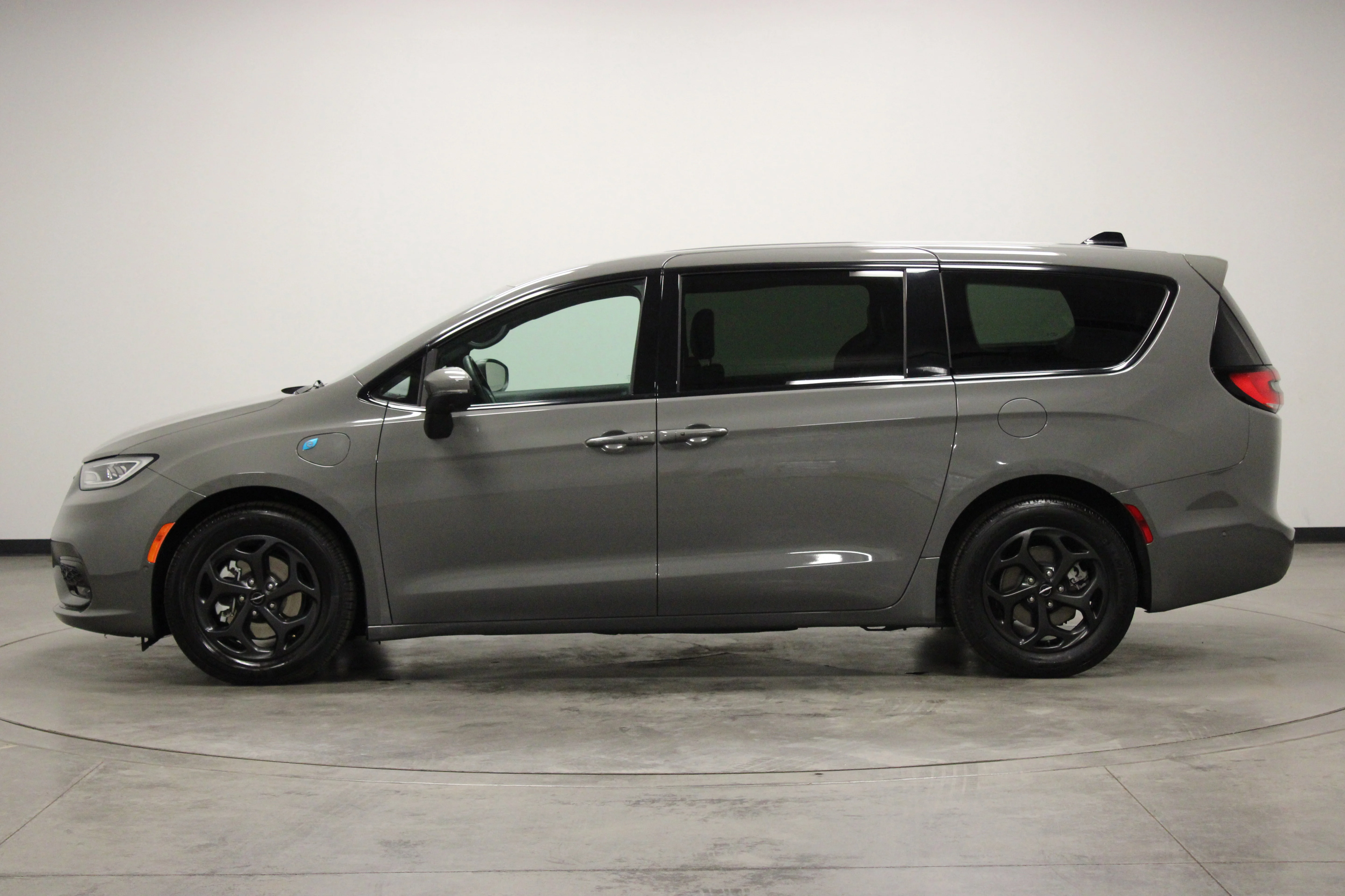 Used 2023 Ceramic Gray Clearcoat Chrysler Touring L image 5