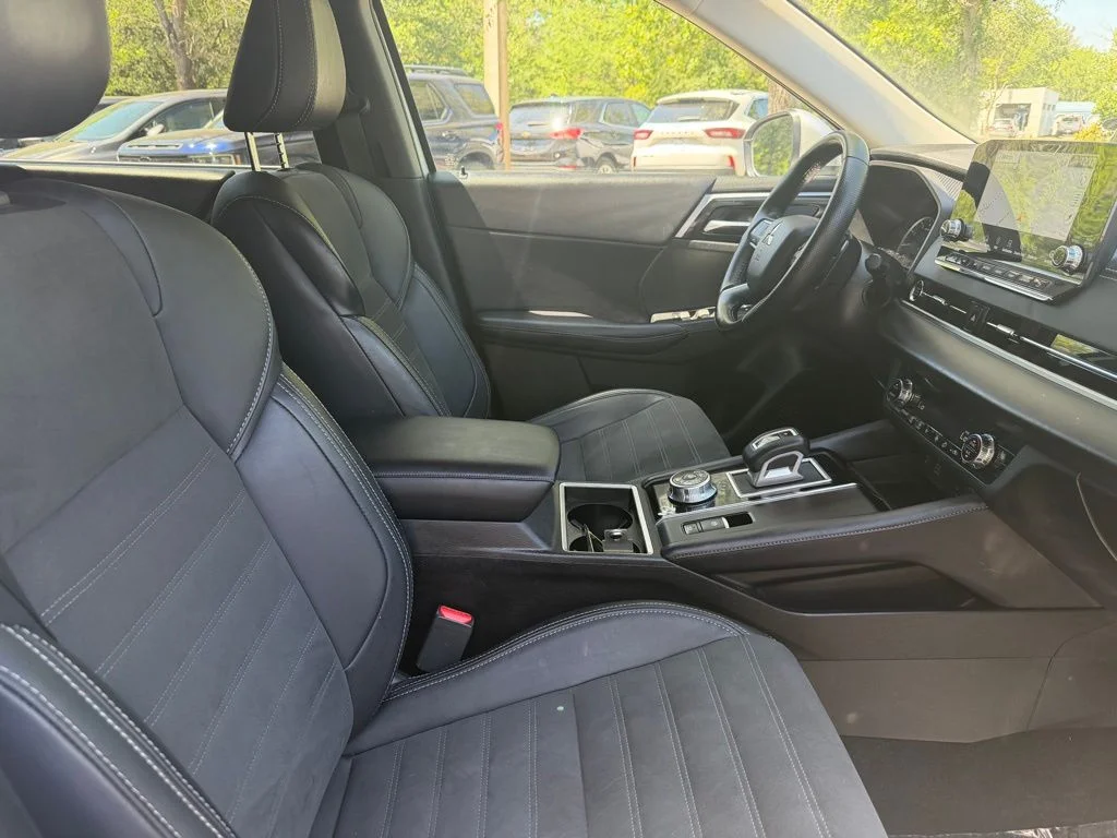 Used 2024  Mitsubishi SE Black Edition image 10