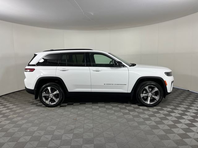 New 2026 Bright White Clear-Coat Exterior Paint Jeep Limited image 4