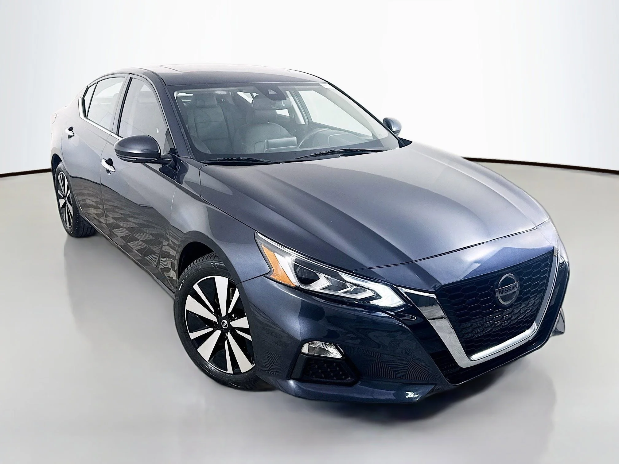 Used 2020 Storm Blue Metallic Nissan 2.5 SV image 1