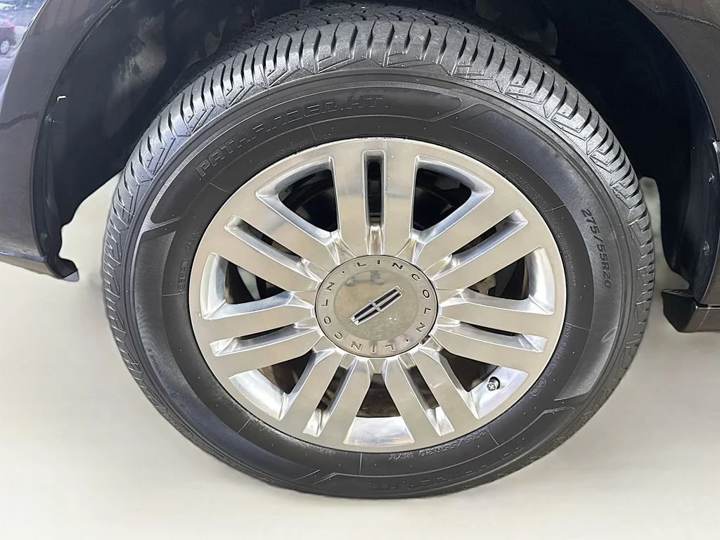 Used 2013 Black Lincoln Base image 41