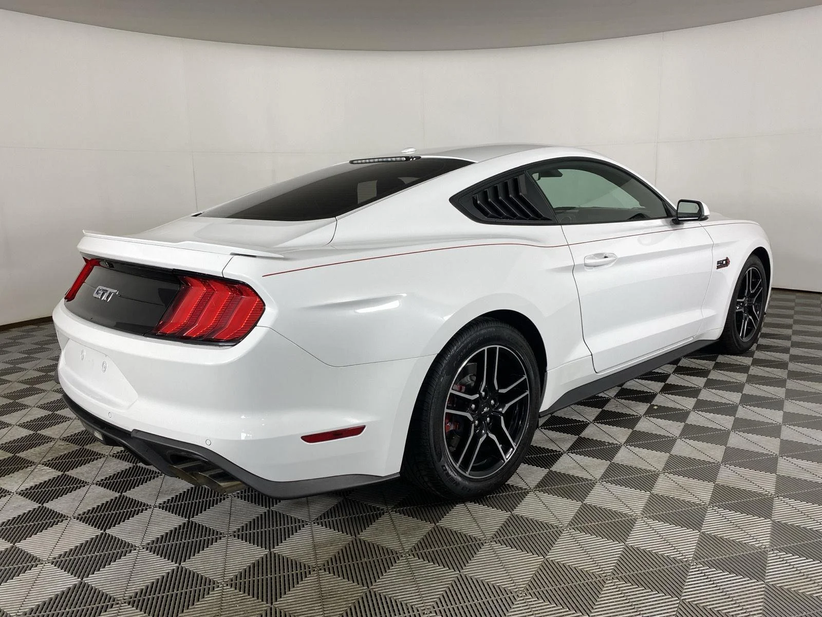 Used 2018 Oxford White Ford GT Premium image 7