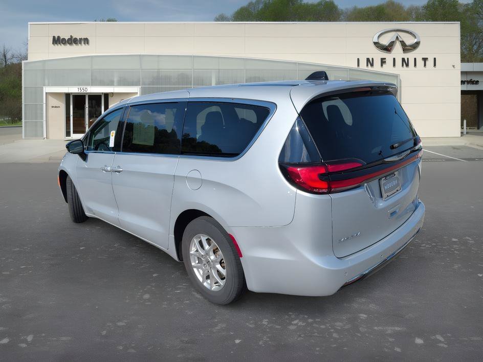 Used 2024 Silver Mist Clearcoat Chrysler Touring L image 5