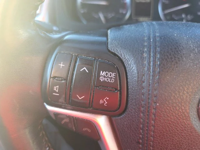 Used 2018 Silver Toyota XLE image 16