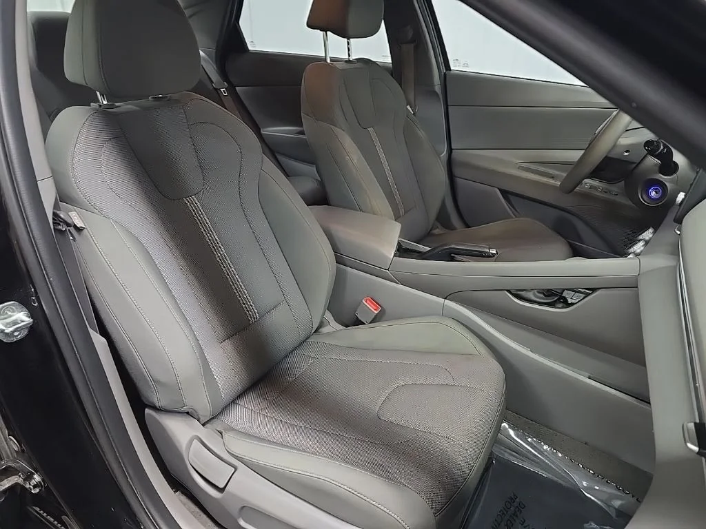 Used 2022 Black Hyundai SE image 14