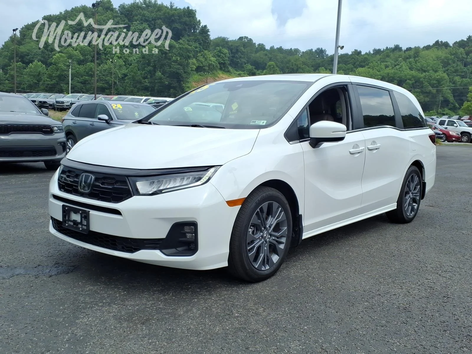 Used 2025 Platinum White Pearl Honda Touring image 3