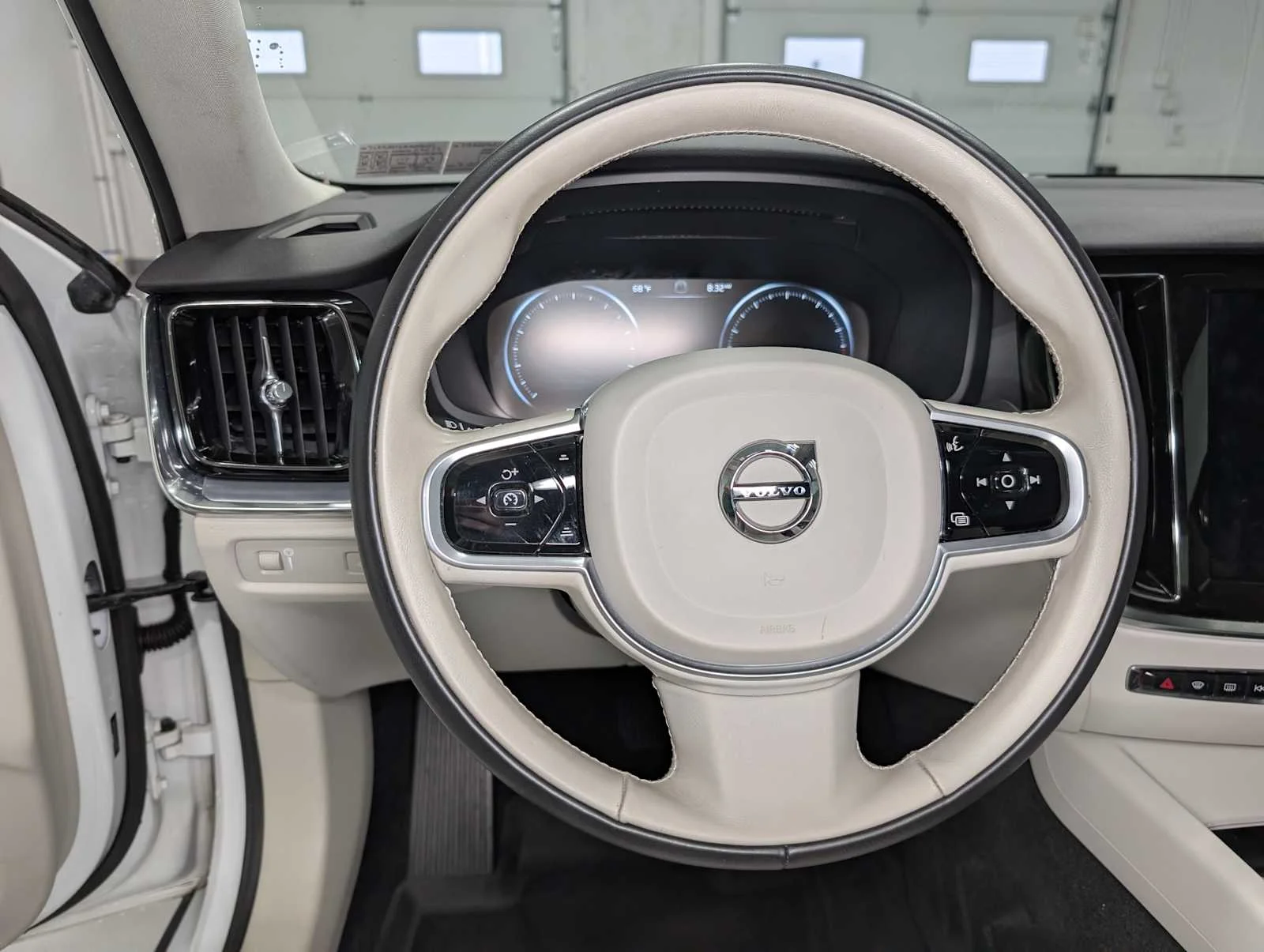 Used 2020  Volvo Momentum image 37