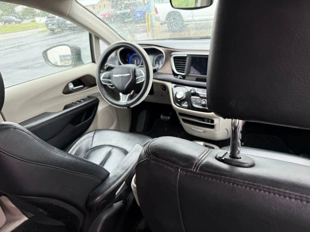 Used 2018 Gray Chrysler Touring L image 5