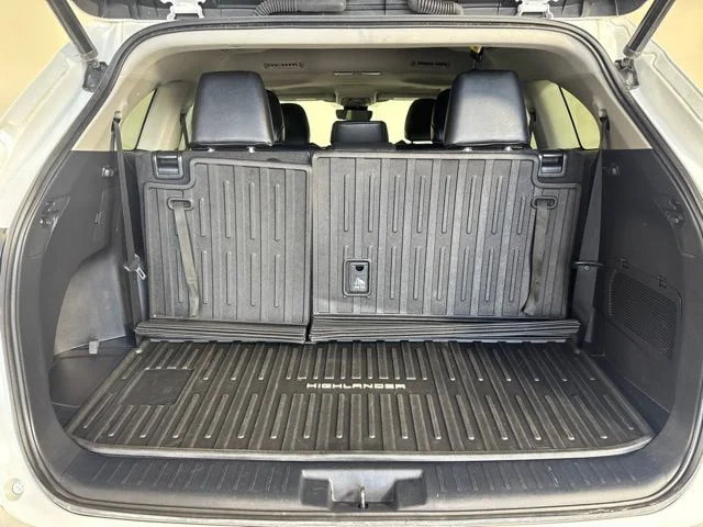 Used 2022 Pearl Toyota XLE image 21