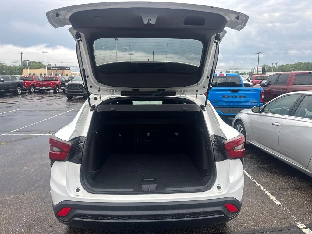 Used 2024 White Chevrolet 2RS image 14
