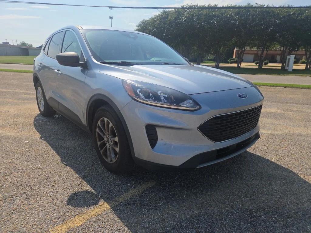 Used 2022 Blue Silver Metallic Ford SE image 1