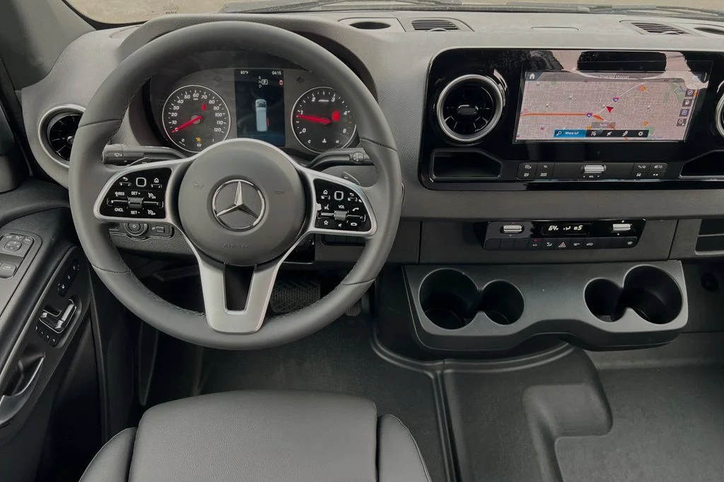 Used 2024  Mercedes-Benz Cargo 170 WB image 13