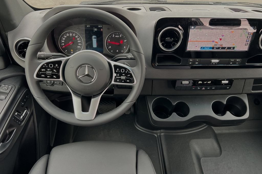 Used 2024  Mercedes-Benz Cargo 170 WB image 13